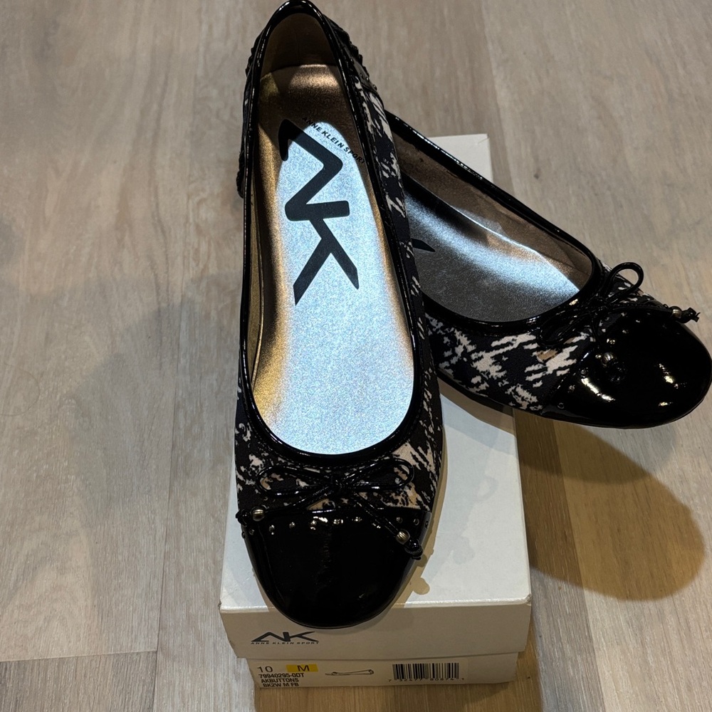 Women's Anne Klein New Black and White Ballet Flats size 10
